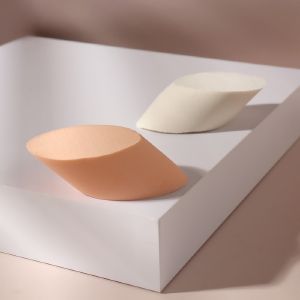 Спонж для нанесения косметики, 8 × 4 см, цвет бежевый/белый
